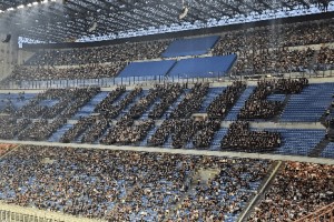 米兰南看台“逐客令”：球迷组字高呼伊布等人必须走人